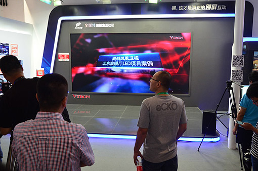 智慧路灯专业定制LED灯杆屏(图1)